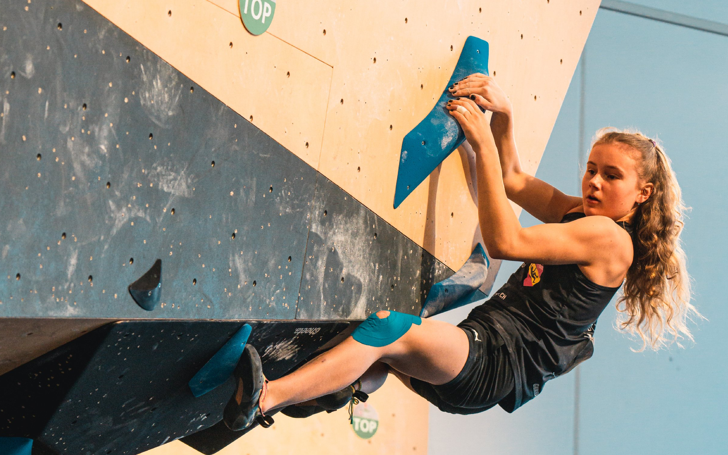 Boulderloft - Kletterin beim Bouldern